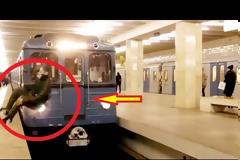 ΤΙ ΕΚΑΝΕ Ο ΤΡΕΛΟΣ... Νεαρός πηδάει στην απέναντι αποβάθρα στο... παρά πέντε - ΒΙΝΤΕΟ ΣΟΚ