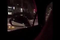 Kαρφώνει την Aventador SV σε αυτοκίνητα σταματημένα στο φανάρι [video]