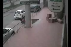 ΣΟΚ! Χτύπησε βρέφος και πάτησε γκάζι - Τροχαίο στην κάμερα