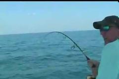 Τεράστιο μπαρακούντα πήδηξε μέσα σε βάρκα! [Video]