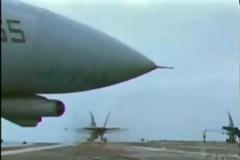 Απίστευτο F 18, πέφτει στα θάλασσα από αεροπλανοφόρο! Δείτε πως γλίτωσε ο πιλότος