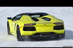 Μια μέρα για snow-drifting με Lamborghini στις Άλπεις [video]