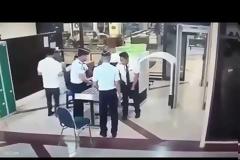 Ο ΑΠΟΛΥΤΟΣ ΤΡΟΜΟΣ! Πιλότος τρεκλίζει πριν μπει στο αεροπλάνο! Βίντεο και... απόλυση