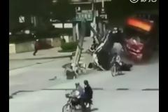ΣΟΚΑΡΙΣΤΙΚΗ καραμπόλα: Φορτηγό σκόρπισε τον ΘΑΝΑΤΟ... [video]