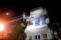 Πάτρα: Φωτιά σε διαμέρισμα πίσω από τον ναό της Παντάνασσας - Εγκλωβίστηκε μια κοπέλα - Καρέ καρέ η μάχη των Πυροσβεστών