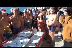 Έκοψαν βασιλόπιτα και βούτηξαν στα παγωμένα νερά του Παγασητικού [video]