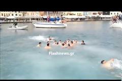 Για τον αδερφό μου φώναζε ο κολυμβητής που έπιασε τον σταυρό στα Χανιά [video]