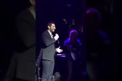O τραγουδιστής που «λύγισε» επί σκηνής τον Γιάννη Πάριο