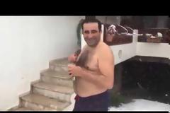Μιλάμε για...ΤΡΕΛΑ! Κάτοικος από την Κρήτη βγήκε ημίγυμνος στα χιόνια να πιει τη φραπεδιά του!