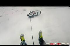 «Σκι» με σαμπρέλα πίσω από μια Lamborghini! [video]