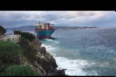 Αποκολλήθηκε το πλοίο container που προσάραξε στο στενό της Μεσίνα- Δείτε το βίντεο με το προσαραγμένο πλοίο