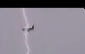 Τρόμος στον αέρα: Κεραυνός χτυπά αεροπλάνο [video]