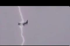 Τρόμος στον αέρα: Κεραυνός χτυπά αεροπλάνο [video]