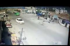 Τροχαίο ατύχημα με φορτηγό που έπεσε επάνω σε κατοικίες