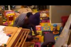 Σοκαριστικό βίντεο: Νταντά καίει 2χρονο αγοράκι με το σίδερο των μαλλιών