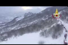 Θαύμα στην Ιταλία: Ανασύρθηκαν ζωντανοί έξι άνθρωποι από το θαμμένο στο χιόνι ξενοδοχείο - Βίντεο ντοκουμέντο