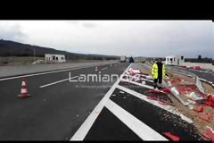 Φορτηγό ανατράπηκε και τα έκανε γης μαδιάμ στην έξοδο προς Μώλο!