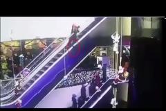 Μητέρα για... ΣΚΟΤΩΜΑ! Ρίχνει το μωρό της από τις κυλιόμενες...