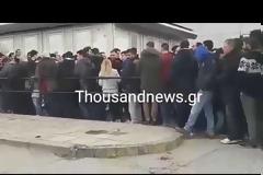 Μεγάλες ουρές σχημάτισαν οι φίλαθλοι του ΠΑΟΚ από νωρίς το πρωί έξω από το γήπεδο για ένα εισιτήριο