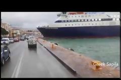 Σκηνή από Χολιγουντιανή ταινία: Το «Νήσος Μύκονος» προσκρούει στο λιμάνι της Χίου!