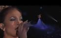 J.Lo: Ξεκινάει να τραγουδάει, αλλά προσέξτε το φόρεμα της όταν η κάμερα κάνει Zoom Out…Μαγικό!