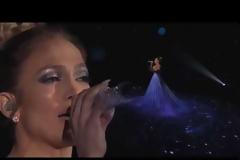 J.Lo: Ξεκινάει να τραγουδάει, αλλά προσέξτε το φόρεμα της όταν η κάμερα κάνει Zoom Out…Μαγικό!