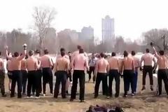 Φοβερό βρωμόξυλο μεταξύ Ρώσων και μουσουλμάνων - Μαντέψτε ποιος κερδίζει [video]