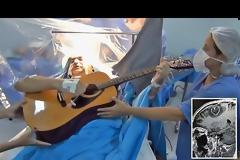 Ασθενής παίζει κιθάρα ενώ οι γιατροί τον χειρουργούν στο κεφάλι [video]
