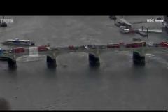 Λονδίνο – Video σοκ: Η ανατριχιαστική στιγμή της επίθεσης στη γέφυρα του Γουεστμίνστερ – Γυναίκα έπεσε στον Τάμεση