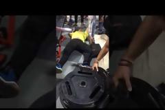 Βίντεο σοκ: Έσπασε το γόνατό του ανάποδα προσπαθώντας να σηκώσει βάρη [ΣΚΛΗΡΕΣ ΕΙΚΟΝΕΣ]