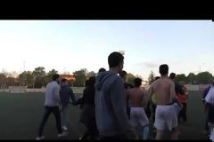 Απίστευτο ξύλο μεταξύ γονέων σε παιδικό αγώνα. Το viral βίντεο του ξυλοδαρμού...