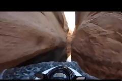 Κάνοντας jet ski μέσα σε στενό φαράγγι [Video]