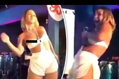 Τραγουδίστρια χωρίς εσώρουχο τα έβγαλε όλα πάνω στη σκηνή και δεν κατάλαβε τίποτα [video]