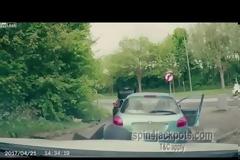 Να γιατί δεν πρέπει ποτέ να τσακώνεσαι με άλλους οδηγούς στο δρόμο... [video]