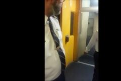 Πέταξαν υπουργό έξω από το αεροπλάνο [video]