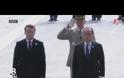 Εκλογές Γαλλία: Ολάντ και Μακρόν κατέθεσαν μαζί στεφάνι για τη νίκη κατά της ναζιστικής Γερμανίας