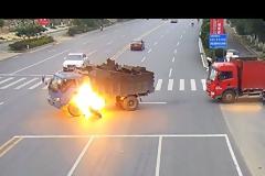 Οδηγός μηχανής σώθηκε μέσα από τις φλόγες χάρη στη βοήθεια περαστικών