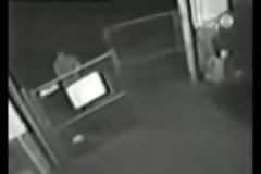 Κάμερα κατέγραψε απαγωγή γυναίκας από... εξωγήινους! [video]