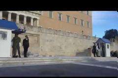 Γενοκτονία Ποντίων: Ρίγη συγκίνησης στην αλλαγή φρουράς στο Σύνταγμα
