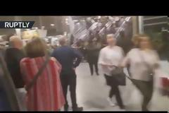 EKTAKTO – Mακελειό στο Μάντσεστερ: 19 νεκροί, 50 τραυματίες από πυροδότηση βόμβας με καρφιά σε συναυλία- Εικόνες σοκ με ανθρώπινα μέλη διασκορπισμένα παντού (βίντεο)
