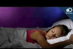 Τινάζεται το σώμα σας μόλις σας παίρνει ο ύπνος; Να τι σημαίνει… [video]