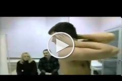 Ιατρικό μυστήριο: Δείτε τον άνδρα που στρίβει το κεφάλι του 180 μοίρες... [video]