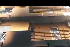 Πανικός στην οδό Μαιζώνος - Έβαλαν φωτιά σε μηχανάκι, φούντωσαν άλλα δύο - Κινδύνευσαν οι ένοικοι πολυκατοικίας [video - photos]