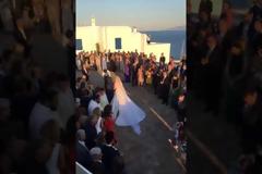 Παντρεύτηκε η Δούκισσα Νομικού - Οι πρώτες εικόνες από το γάμο  [photo+video]