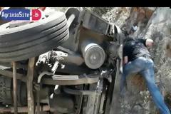 Νωρίτερα - Τροχαίο με εγκλωβισμό οδηγού - Εικόνες σοκ από τον απεγκλωβισμό του [photos - video]