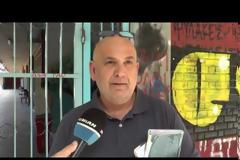 Πανελλήνιες 2017: Ο υποψήφιος που σαρώνει το διαδίκτυο - Κεντρίζει τα βλέμματα στο εξεταστικό κέντρο [video]