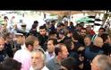 Τούς κυνηγάνε όπου και αν πάνε - Από την πίσω πόρτα φυγάδευσαν τον υπουργό στη Βέροια.