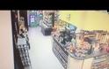 Μπήκε οπλισμένος στο σούπερ μάρκετ και ζήτησε τις εισπράξεις από την ταμία - Δεν είχε ιδέα όμως ποιος βρισκόταν πίσω του!