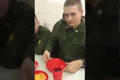 ΣΚΕΤΗ ΑΗΔΙΑ!- Τι ΤΡΩΝΕ οι ΡΩΣΟΙ στρατιώτες!!!- Και μετά λέμε για τη φασολάδα… (ΒΙΝΤΕΟ)