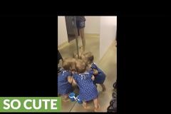 Μωρό ενθουσιάζεται με τα τρία είδωλά του στον καθρέφτη! [video]